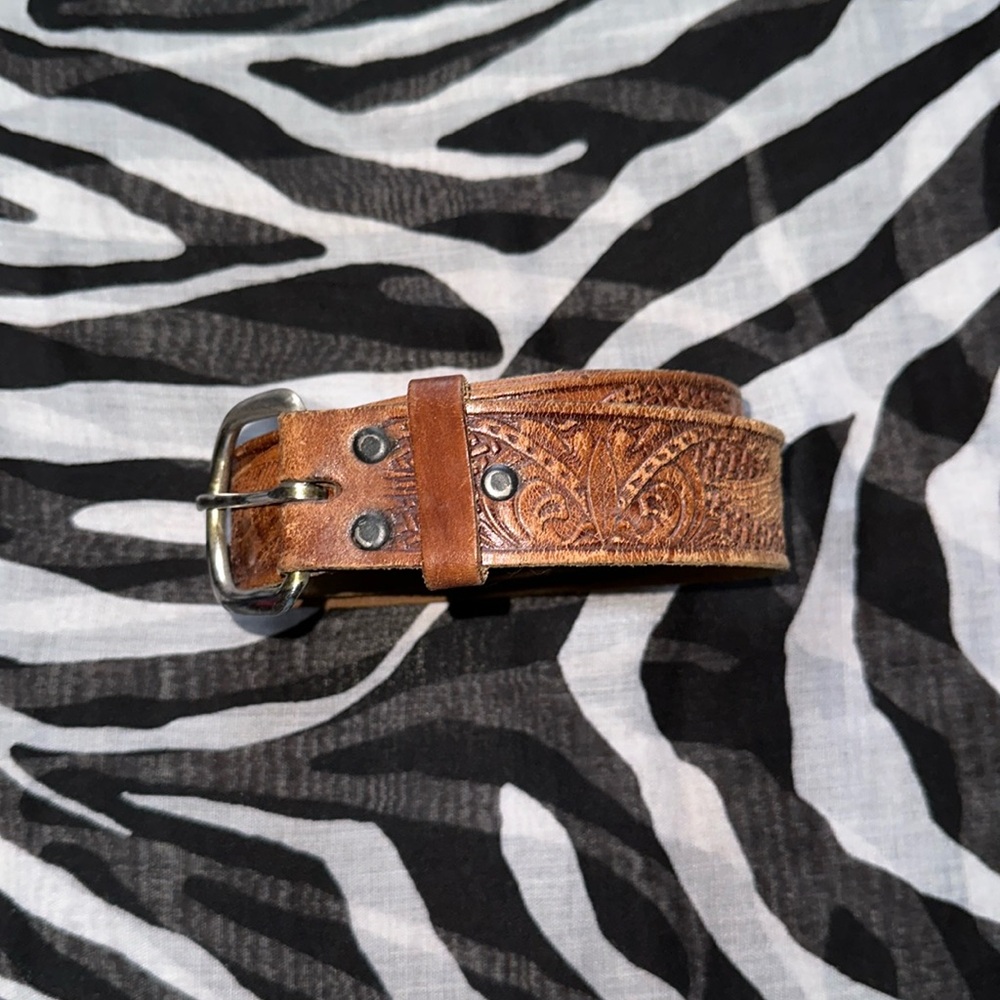 Vintage eagle embossed leather belt!  In great condition!